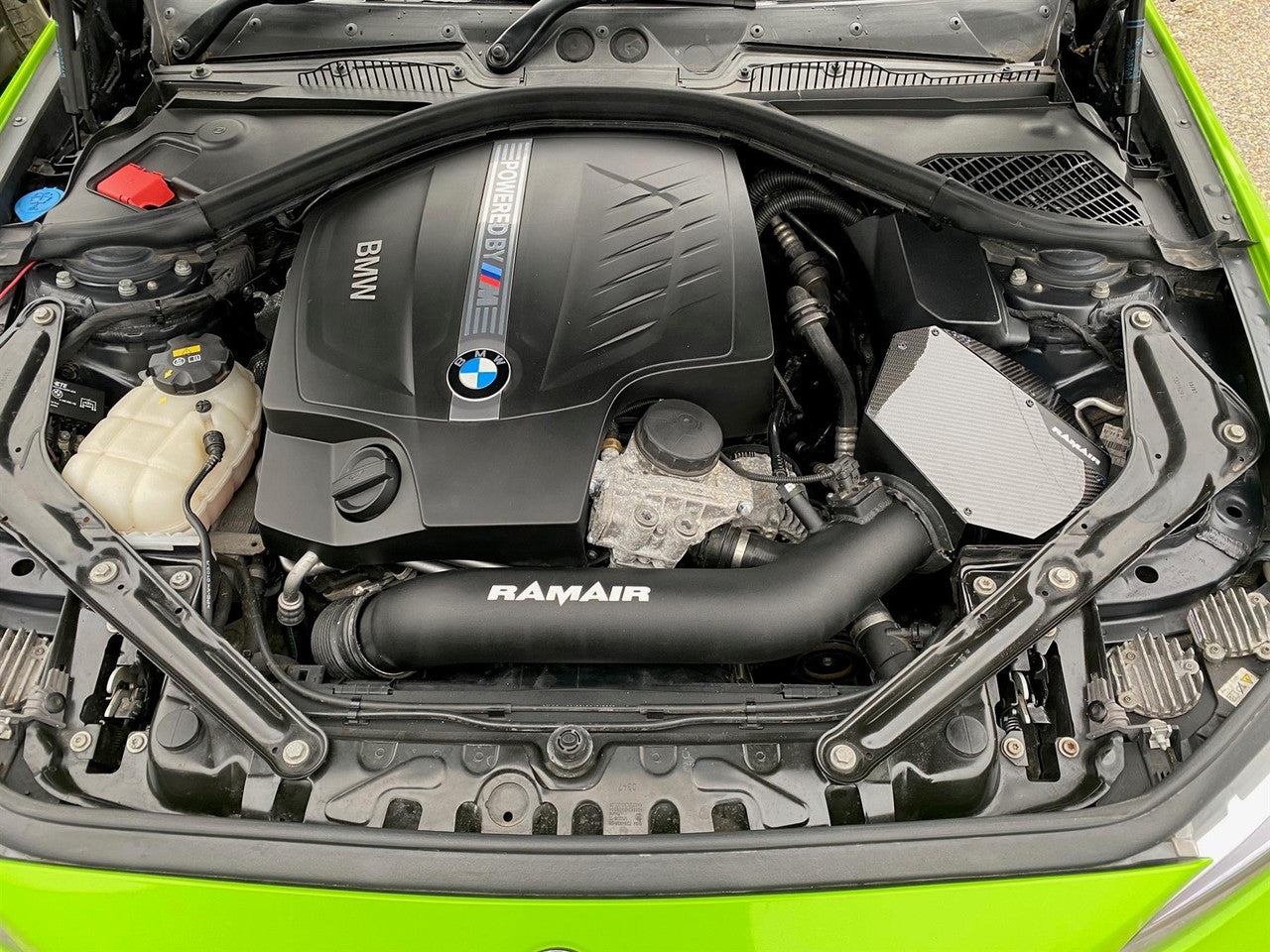 Kits de admisión de alto rendimiento   con tapa de carbono para BMW 135i 235i M2 2.0T N55 de la marca Ramair.